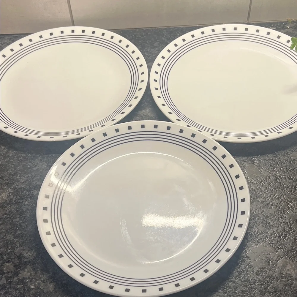 Corelle CITY BLOCK Black & White 10” Dinner Plates. Excellent condition